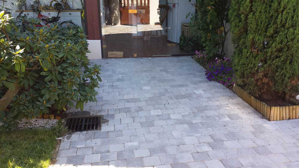 Aménagement d'entrée à Blagnac en pavés et goudron enrobé