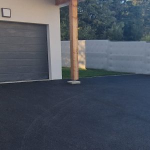 Entrée de villa en enrobé noir